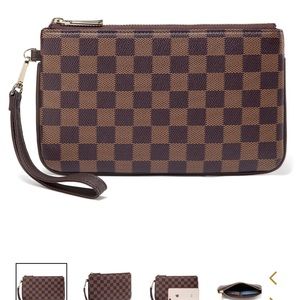 Daisy Rose Brown Checkered Wristlet